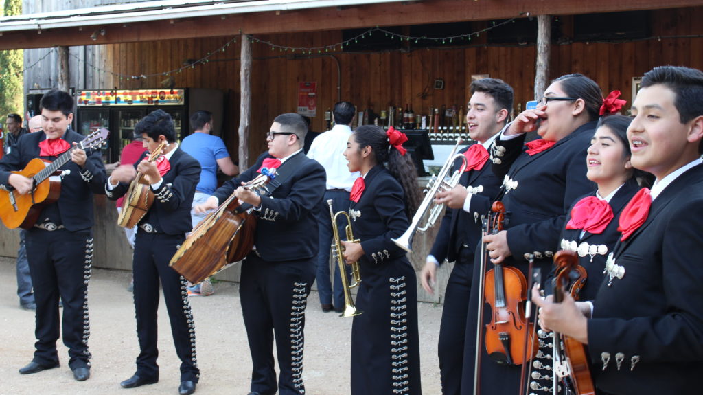 mariachi-milagro-performs-at-the-friendly-spot-as-part-of-big-give-2016-in-may
